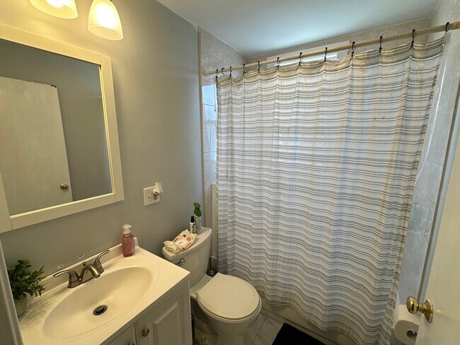 Building Photo - 332 Main St