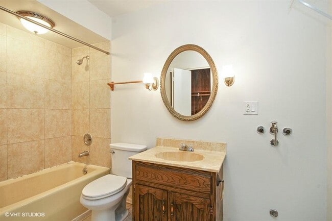 Building Photo - 2205 Fulle St