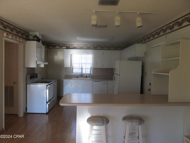 Building Photo - 5104 Beach Dr