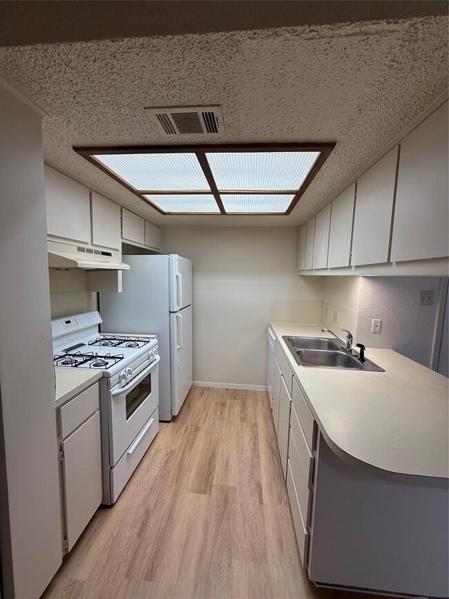 Building Photo - 8204 Hood Cir