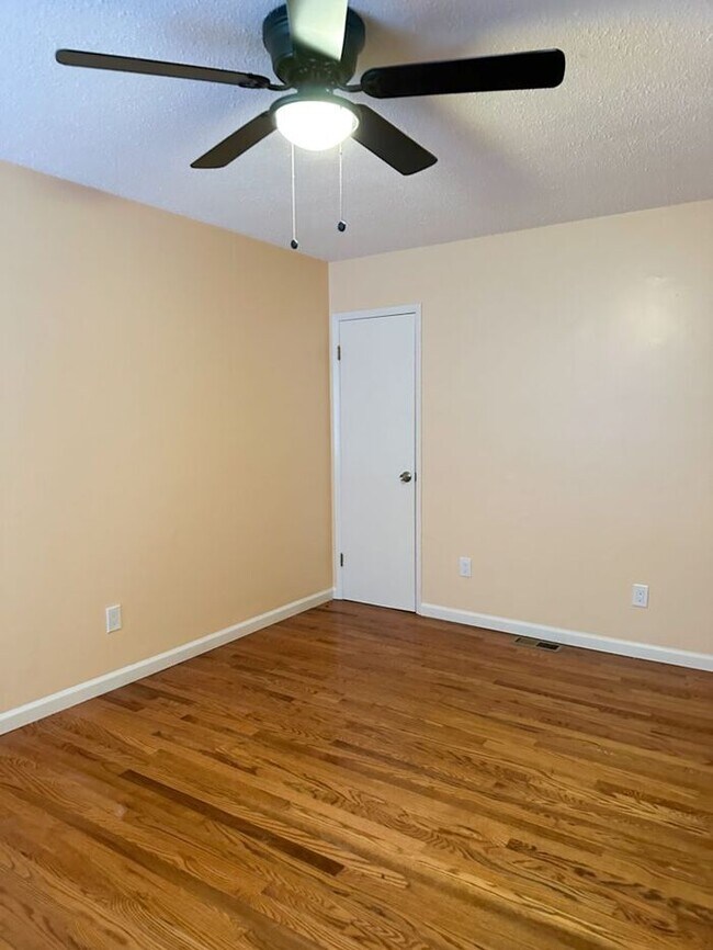 Building Photo - Cozy 2-Bedroom Home with Hardwood Floors N...