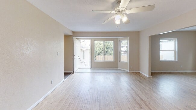 Building Photo - 6BD/3BA on College Ave!