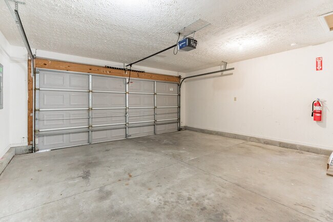 Building Photo - Three bedroom rental on Woodhaven Pl