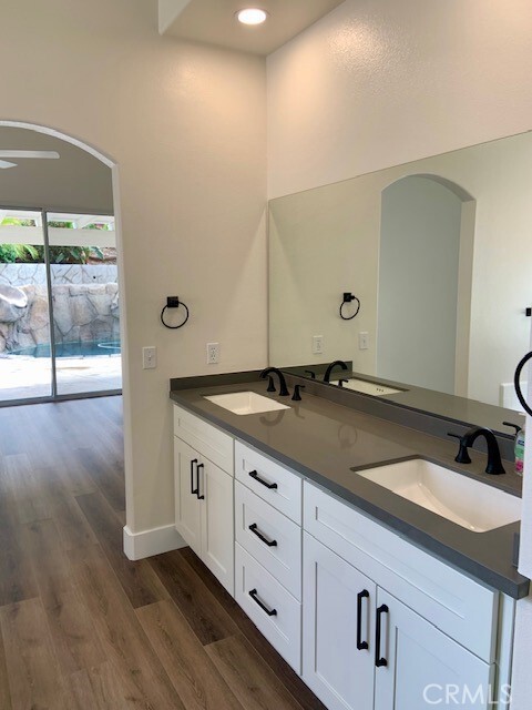 Building Photo - 558 Rembrandt Dr