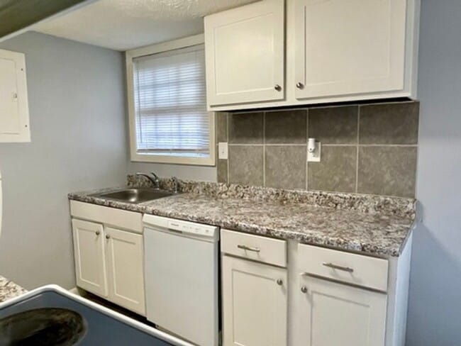 Building Photo - 2 bedroom townhouse