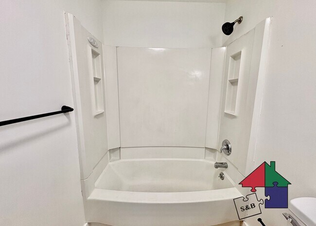 Building Photo - 94 Malletts Bay Ave