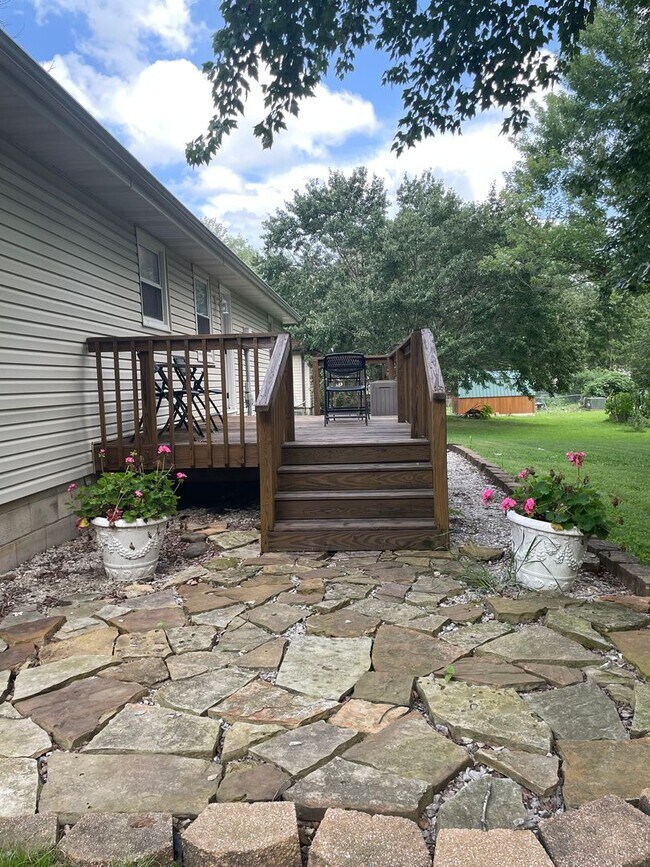 Building Photo - Great Location 3 bedroom 1 bath 1car garage