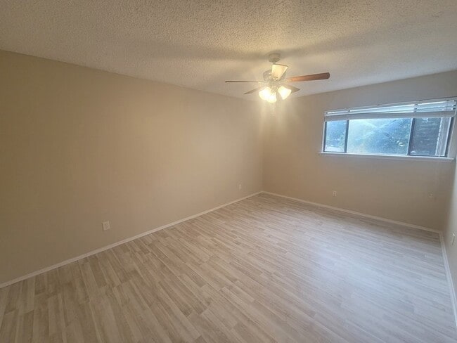 Building Photo - 7076 N Holiday Dr
