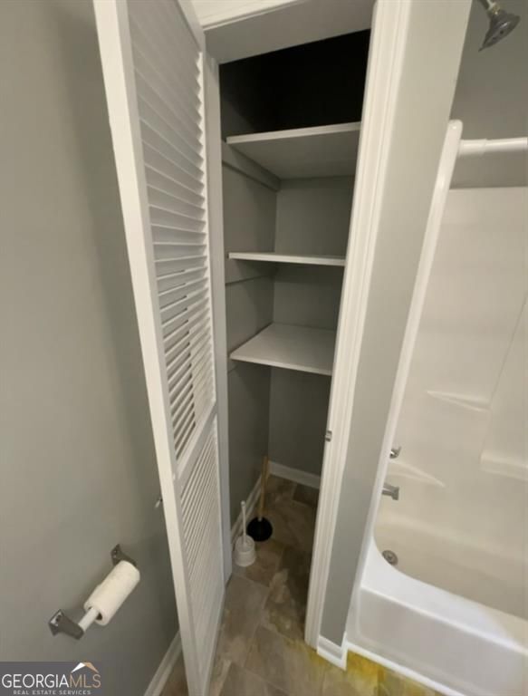 Building Photo - 19 Oak Hill Dr