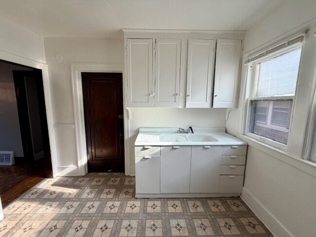 Building Photo - 4287 W Grand St