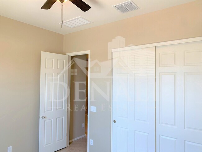 Building Photo - 14306 W Voltaire St