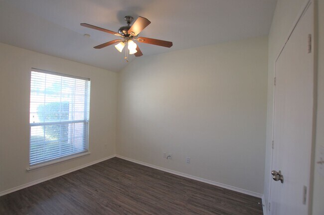 Building Photo - Beautifully updated 3 bedroom 2 bath home ...