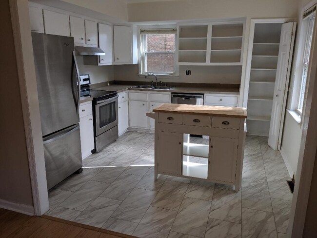 Building Photo - 474 Woodview Dr