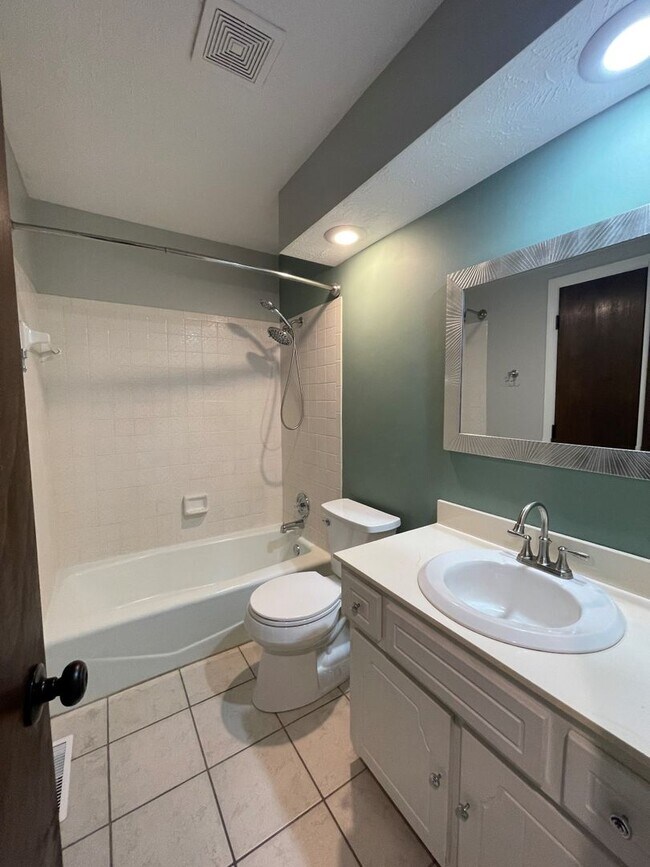 Building Photo - Home For Rent Papillion