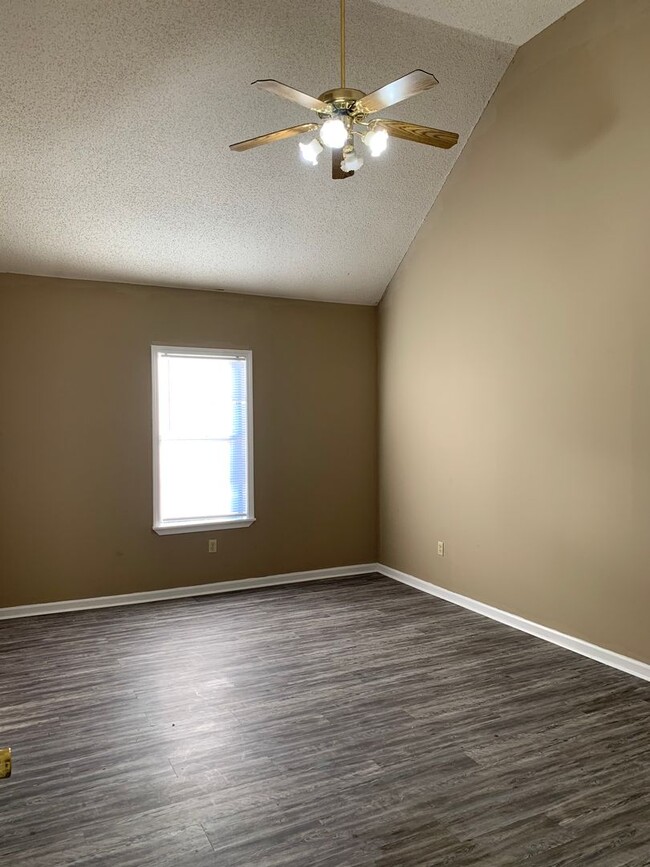 Building Photo - 3 Bed/2 Bath Near Fox Meadow Schools/HUD A...