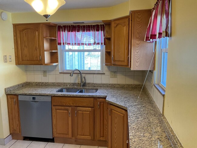 Building Photo - Surprisingly Spacious! 3-Bedroom 2 bath Ho...