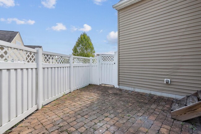 Building Photo - 7885 Waggoner Trace Dr