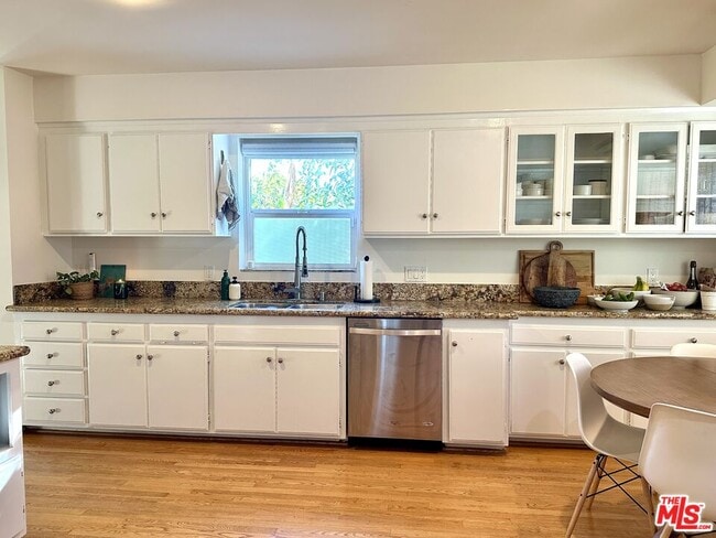 Building Photo - 1107 S Bundy Dr