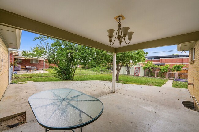 Building Photo - 5 bedroom, 3 1/2 bath, home with two master suites and 2 car garage.