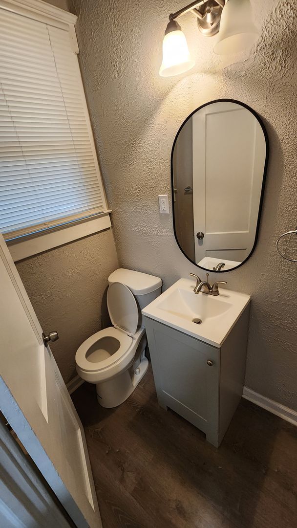 Building Photo - Cozy Home