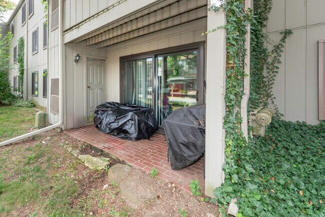 Building Photo - 9601 Bayview Dr