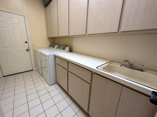 Building Photo - 7461 SE Autumn Ln