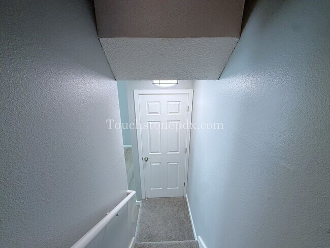Building Photo - 1 MONTH RENT FREE! Updated 3 BR Apartment with Patio in Portland