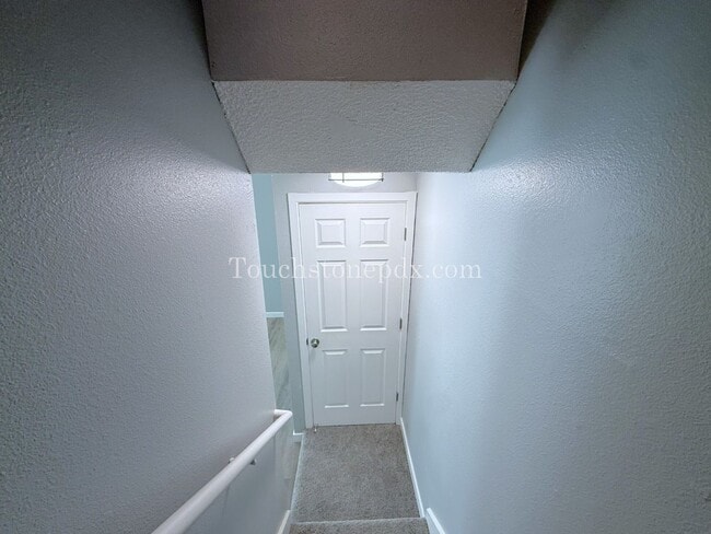Building Photo - 2nd MONTH RENT FREE! Updated 3 BR Apartment with Patio in Portland