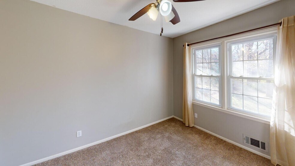 Building Photo - 407 SW Stratford Rd