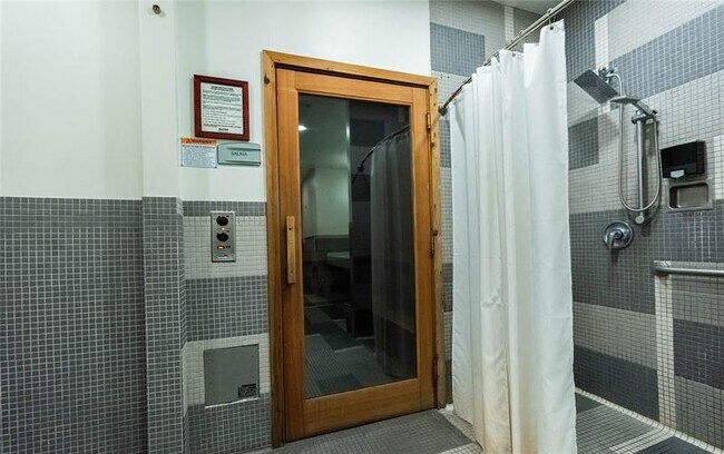 Building Photo - 1900 N Bayshore Dr