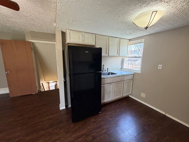 Building Photo - 421 Allyn St