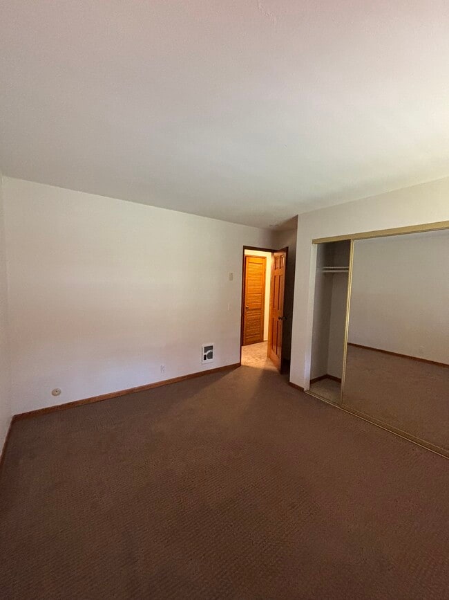 Building Photo - 8860 Villa La Jolla Dr