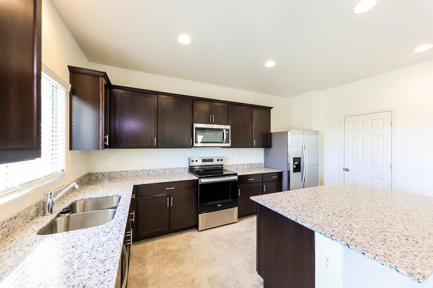 Building Photo - 2528 S 244th Dr