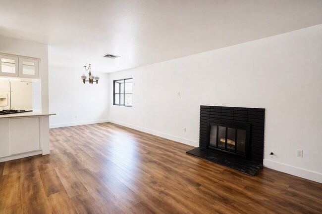 Building Photo - 220 Lilac Ct
