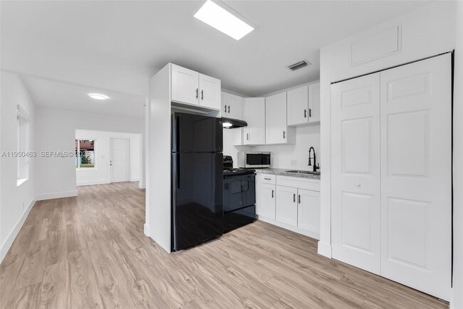 Building Photo - 2434 Coolidge St