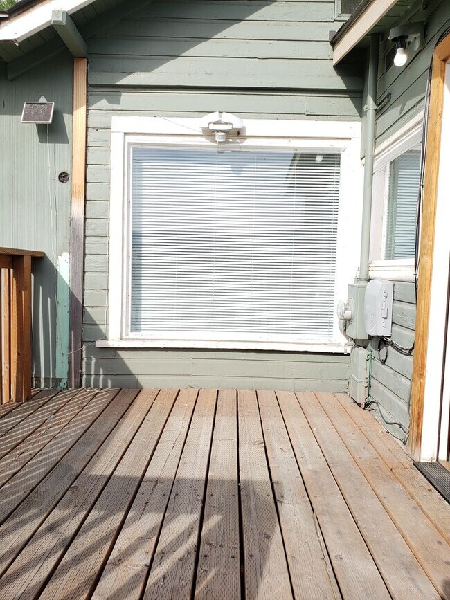 Building Photo - Cozy 1 bed, 1 bath house! Centrally located with washer & dryer!