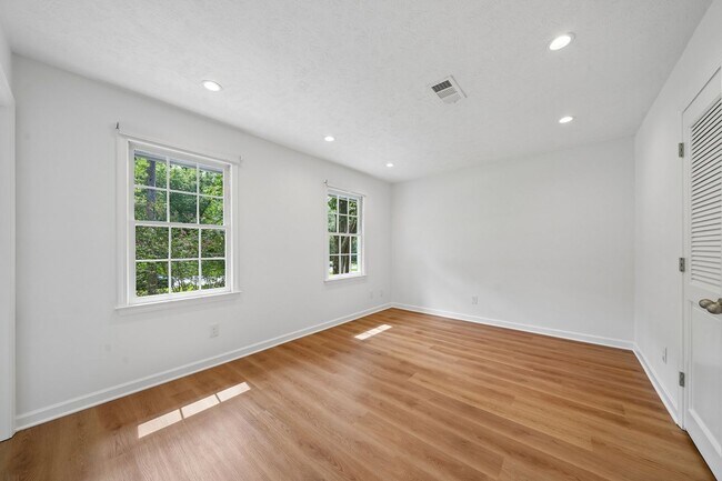 Building Photo - 5 Bedroom Two Story Colonial Home in Walton HS District