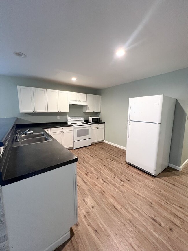 Building Photo - Move-In Special Available! Cozy 3-Bedroom,...