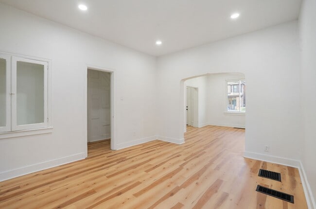 Building Photo - Newly Renovated 4 Bed, 2 Bath Home - Off-S...
