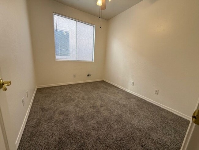 Building Photo - 3 Bed 2 Bath Available Now!! Contact Prope...