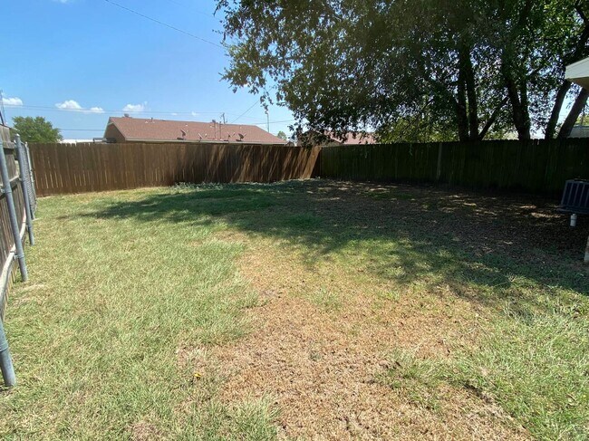 Building Photo - 543-545 Canary Lane