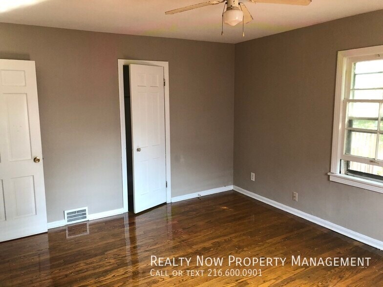 Building Photo - 13838 Cedar Rd