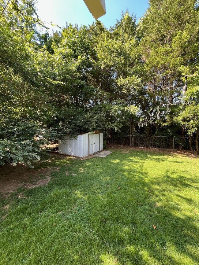 Building Photo - 4 bedrooms and 2 bath home, mature neighbo...