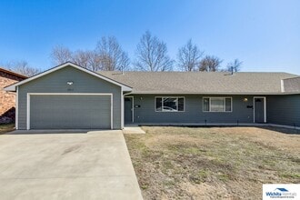 Building Photo - 3 bedroom 2 bath duplex