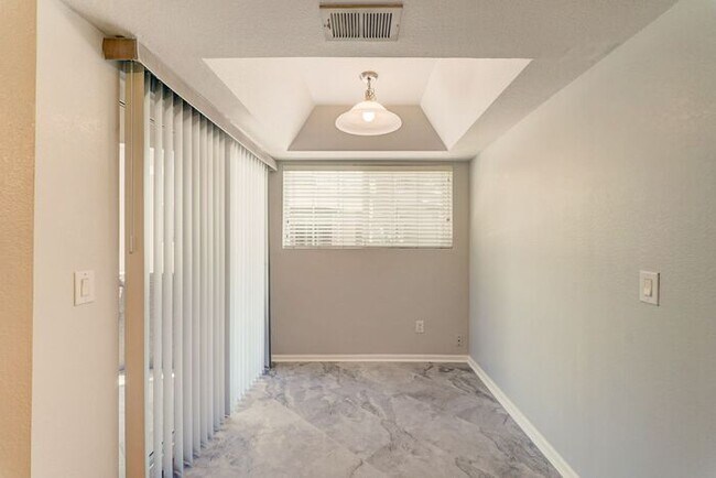 Building Photo - MOVE IN SPECIALS 2 weeks FREE - Townhouse with 2 Bedrooms 2 Bath!