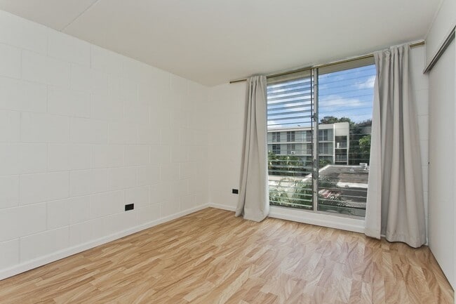 Building Photo - Beautiful 2 beds 1 bath  1 covered parking in Waialae, Honolulu