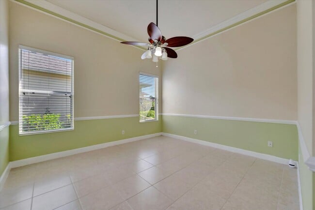 Building Photo - Convenient Central Location - 4 Bedroom + ...