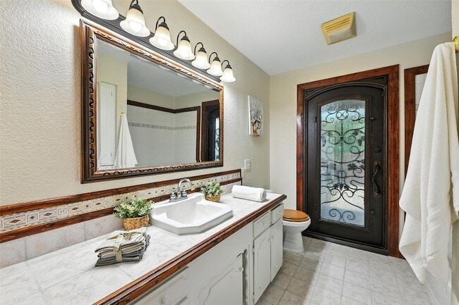 Building Photo - 1323 Dublin St