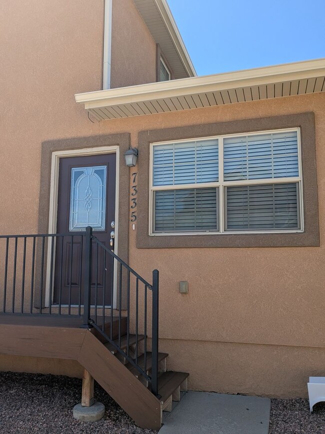 Building Photo - Beautiful 2 Story Townhome with 3 Car Garage!