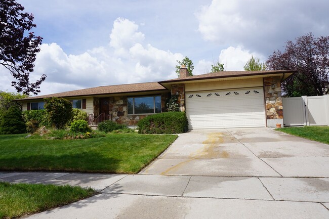Primary Photo - 5 Bedroom Sandy Home